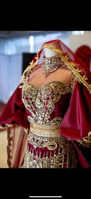 280: Traditional Dress (s)